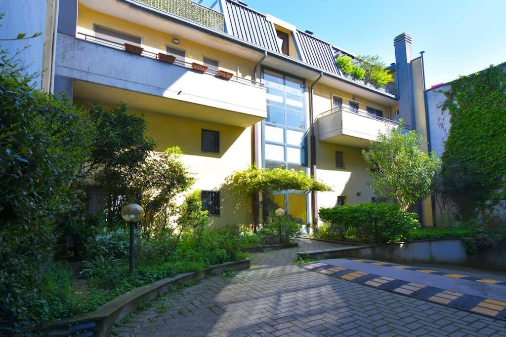 Ferienwohnung Bocconi Fond Prada Ieo Spettacolare Attico Con Terrazzo Mailand Exterior foto